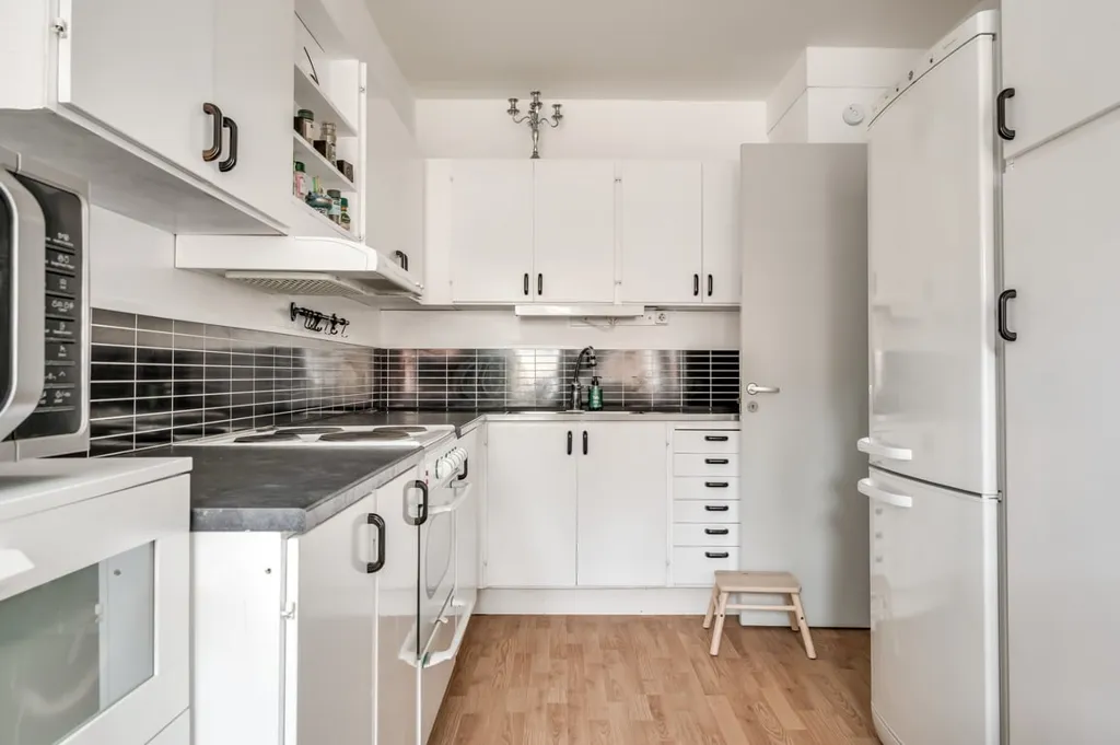 Cuisine - Spacious Two-Bedroom with Balcony in Molkom