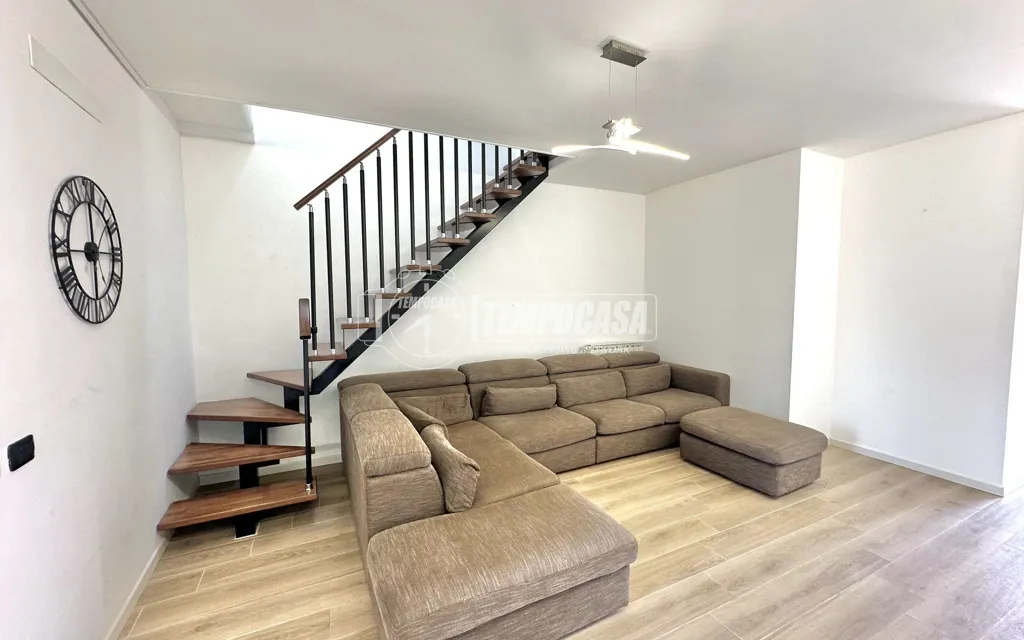 Séjour - Rustic Trilocale with Balcony in Busto Arsizio