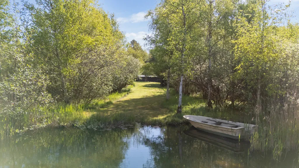 Aed - Holiday Home with Private Lake in Skuldelev