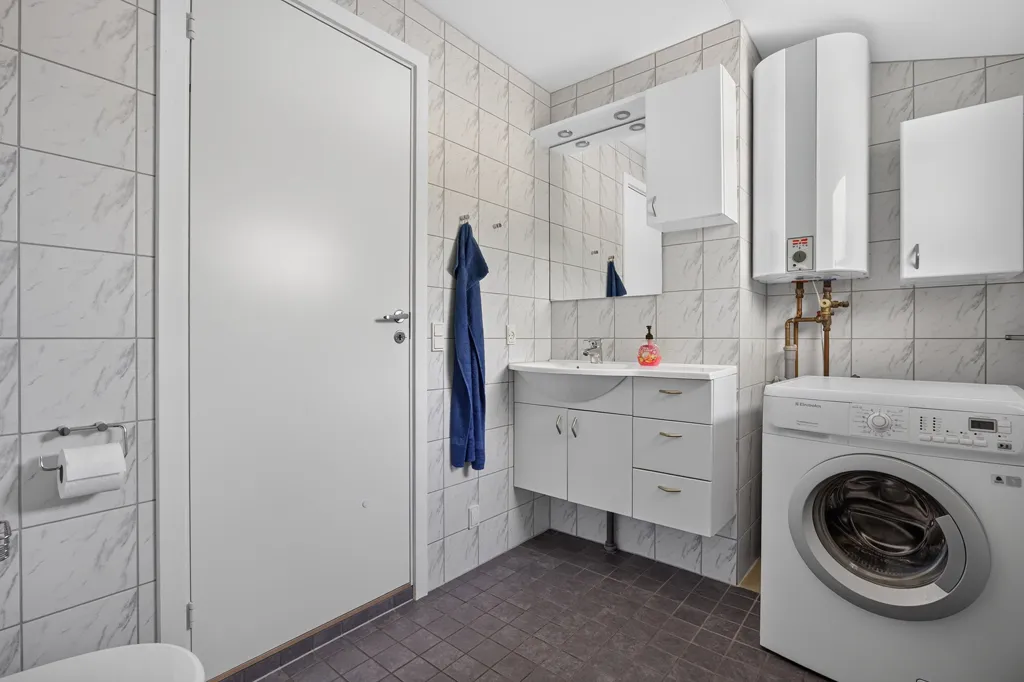 Utility Room - Well-Maintained Summerhouse with Garden in Rågeleje