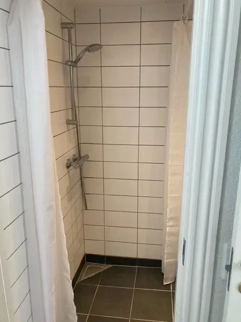 Bathrooms - 2-Bedroom Flat with Miele Kitchen in Central Location