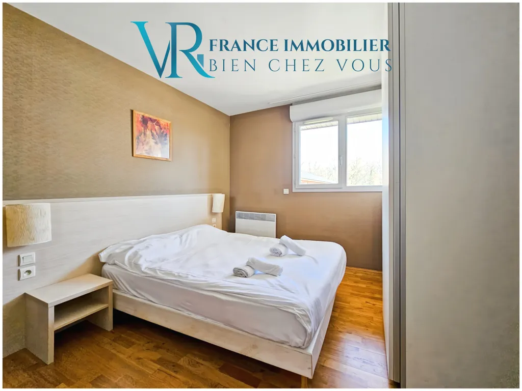 Chambres - Duplex Meublé avec Terrasse et Parking à Proximité du Lac