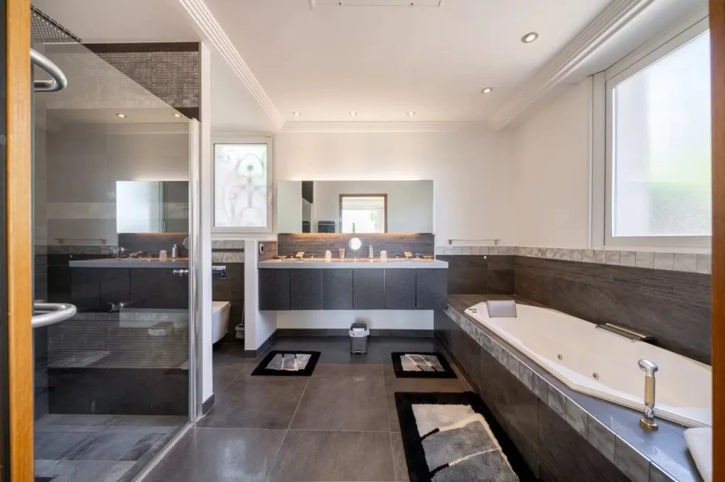 Vannitoad - Contemporary Bastide with Pool in Quiet Setting