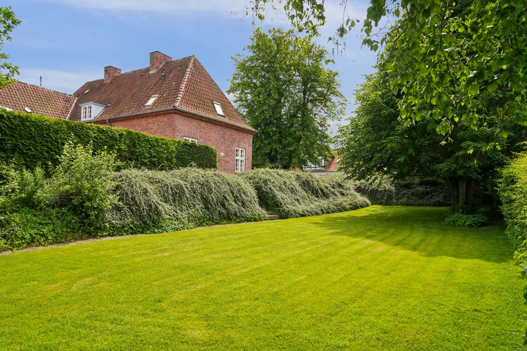 Aed - 1927 Villa with Exceptional Light in Klostergade