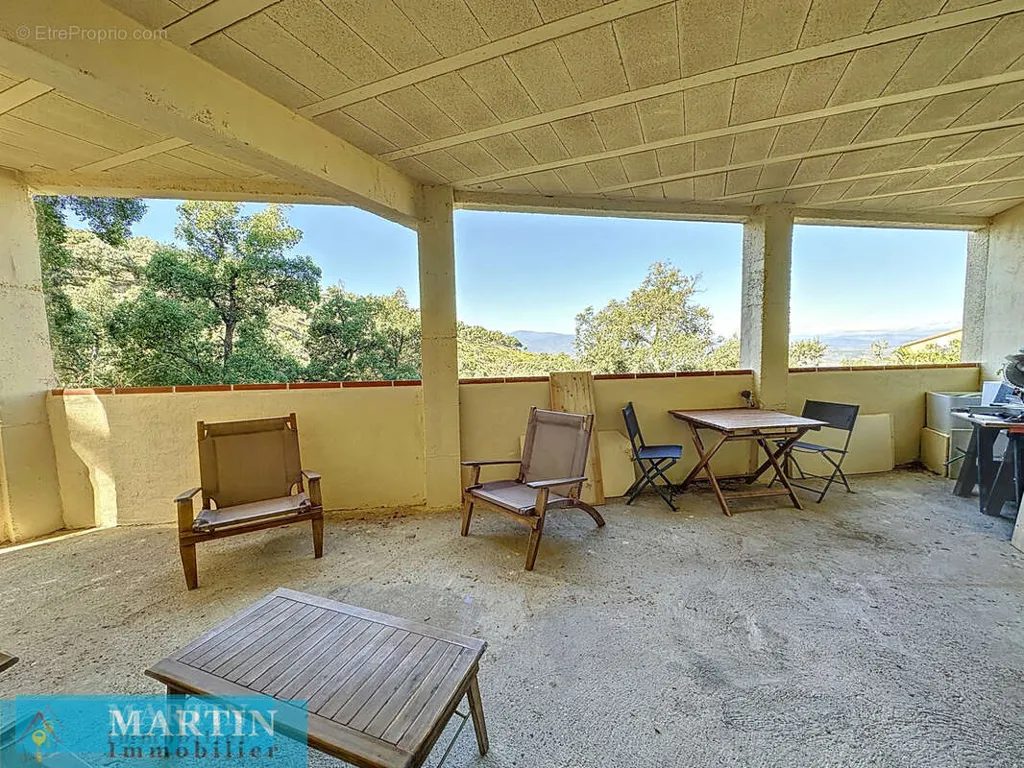 Terrass - Villa with Garden View in Le Boulou