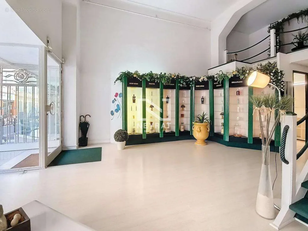 Ingresso - City Centre Commercial Lease in Saint-Raphaël