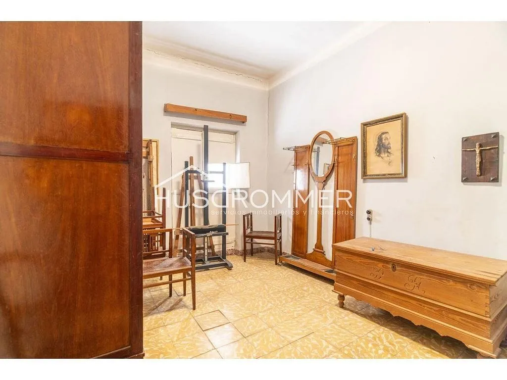 Esik - Dual-Unit Property with Central Location in Vila-real