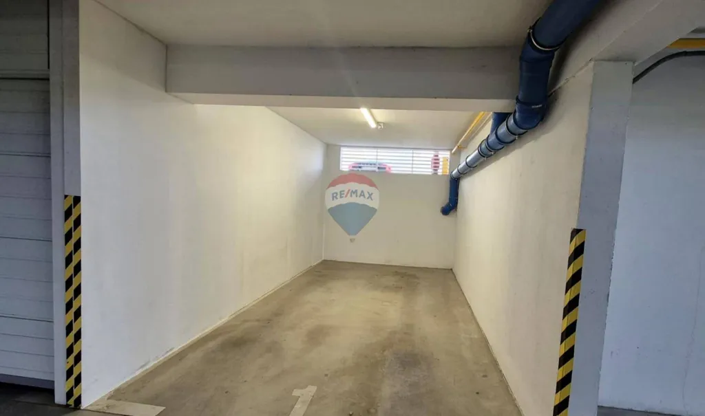 Garage - Modern Studio Flat with Balcony in Iver, Zagreb