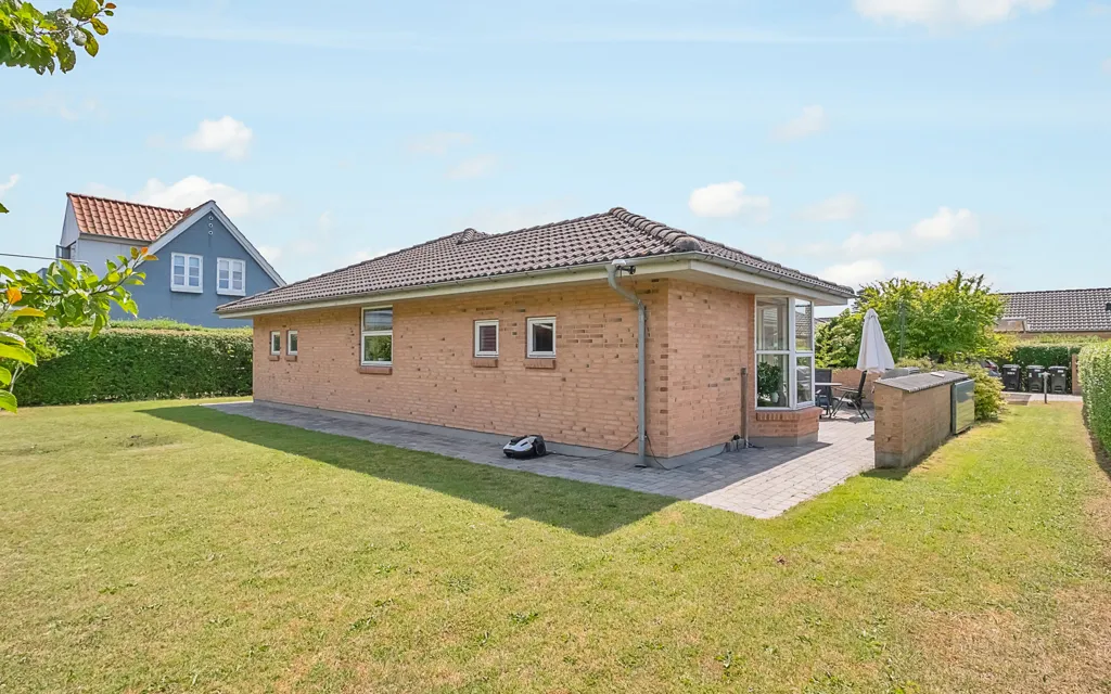 Aed - Spacious Villa with Garden in Skæring
