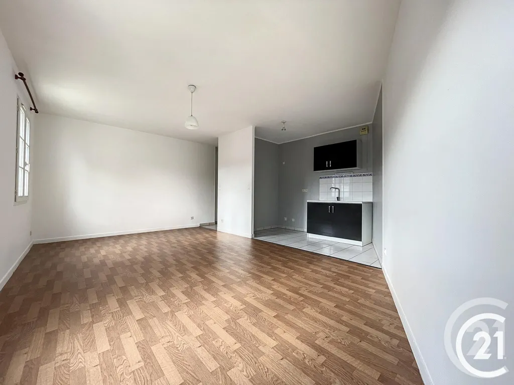 Elutuba - 2-Bedroom Flat with Parking in Provins