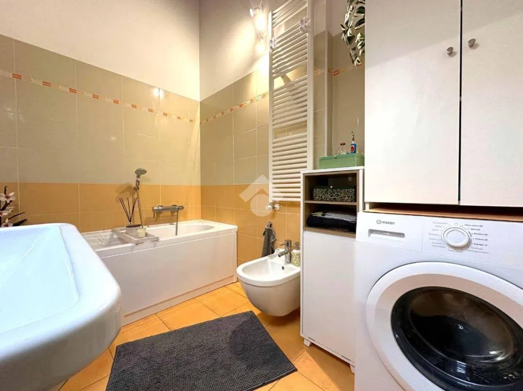 Salles de bain - Attico with Balcony in Crespiatica