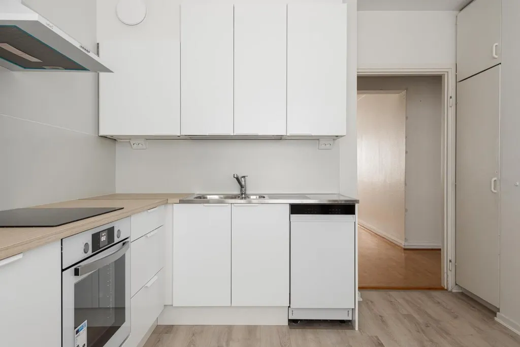 Cuisine - 2-Bedroom Apartment with Balcony in Helsinki