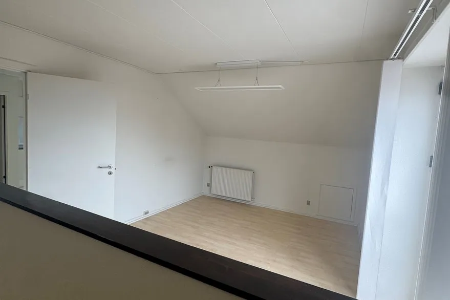 Pièces - Central Office with Parking in Odense