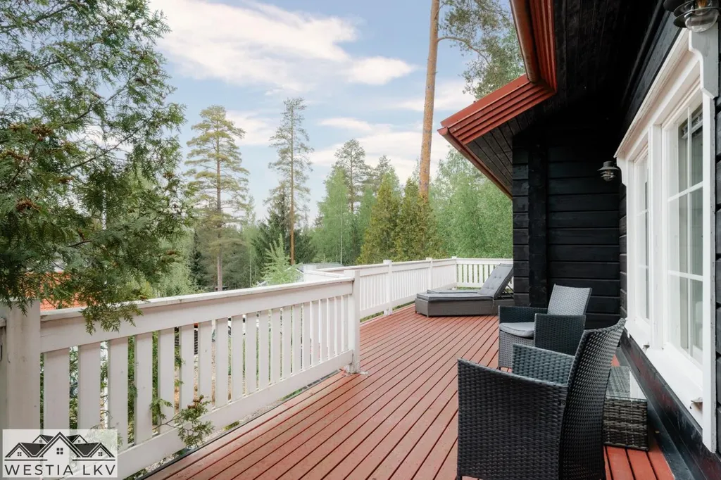 Terrazza - Contemporary Timber House with Balcony in Hyvinkää