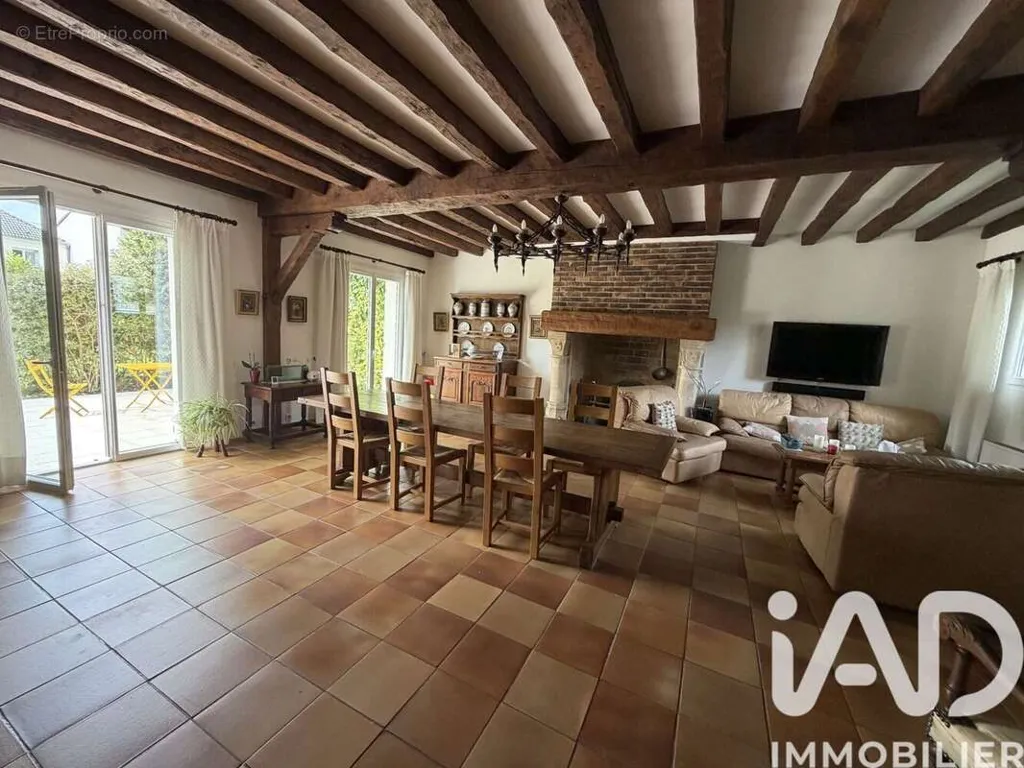 Salle à manger - Maison avec Grand Terrain Arboré à Pontault-Combault