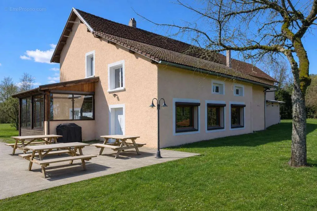 Extérieur - Propriété de 10 Pièces avec Vue Montagne à Les Abrets