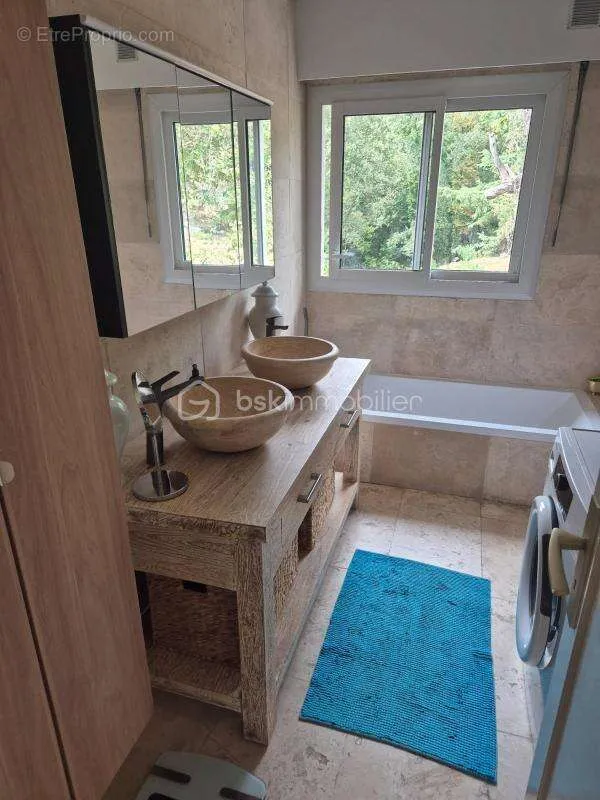 Salles de bain - Villa de Plain-Pied avec Piscine et Jardin à Proximité