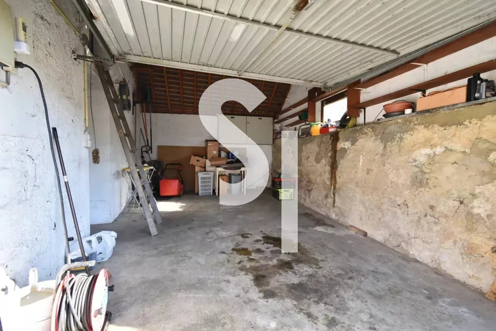 Garage - Maison à Rénover avec Jardin à Saint-Mard