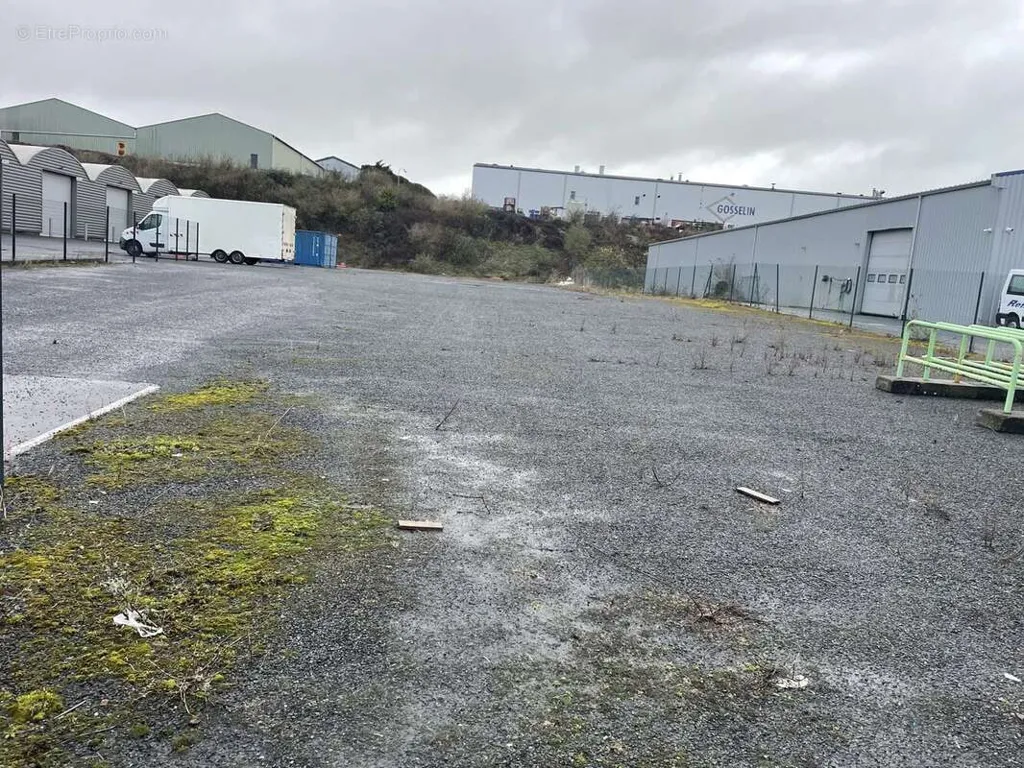 Extérieur - Bâtiment de Stockage à Carpiquet avec Fort Potentiel