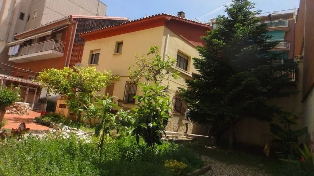 Jardin - Luxury House with Terrace in Cornellà de Llobregat
