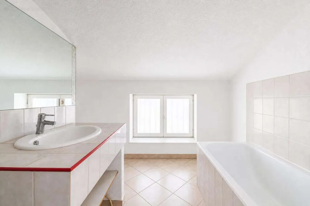 Bagni - Bright 4-Bed Apartment, Last Floor, Vienne