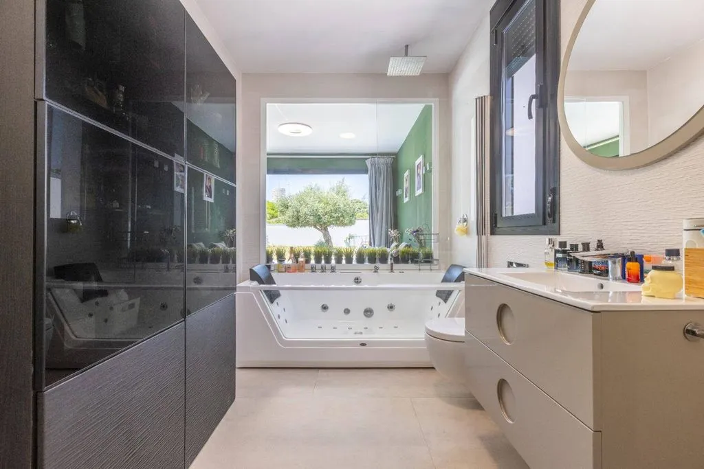 Bathrooms - Detached House with Pool in Guadacorte, Andalusia