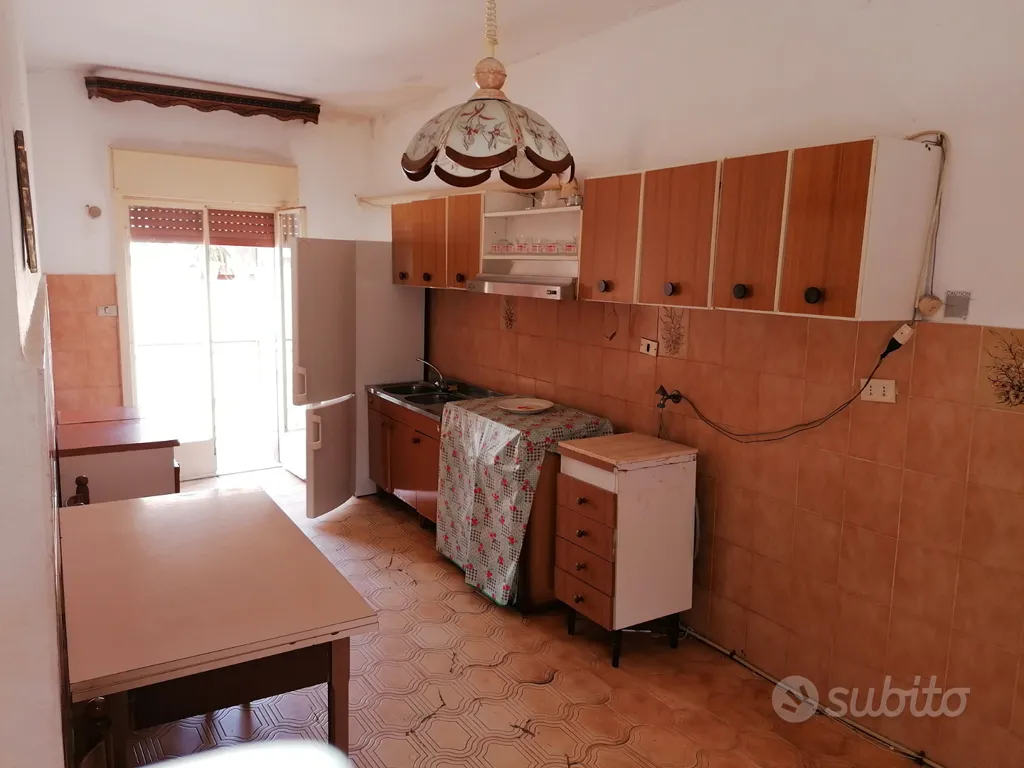 Cuisine - Four-Level House with Garage in Naro