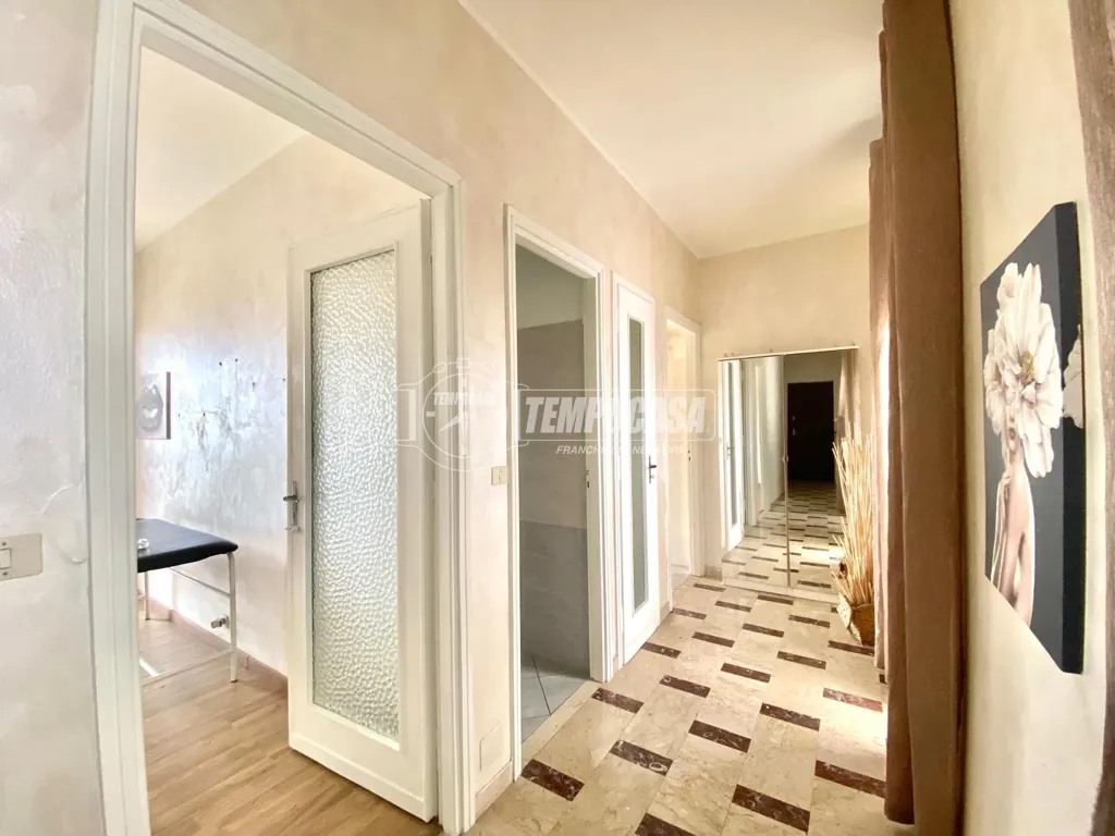 Esik - Apartment with Terrace in Piazza Castello, Ciriè