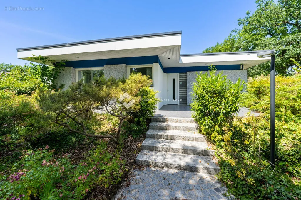 Esterno - Architectural House with Pool in Dammarie-les-Lys