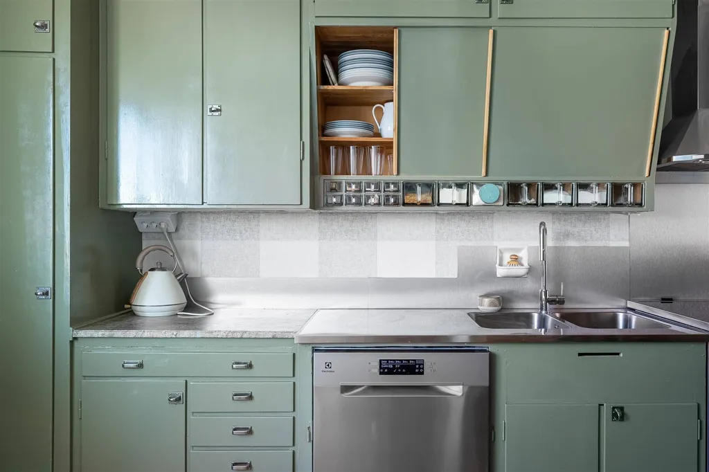 Köök - Charming 2nd Floor Flat with South-Facing Balcony in Uppsala
