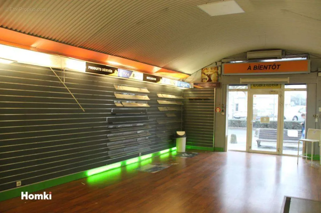 Garaaž - Commercial Property with Two Entrances in Libourne Centre