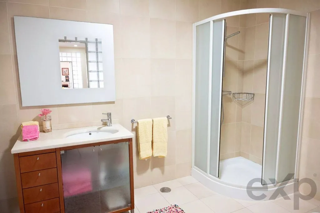 Salles de bain - Luxury Villa with Greenbelt View in Friestas