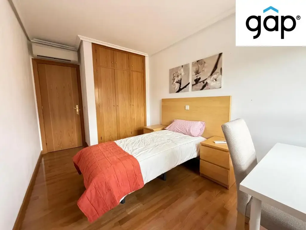 Magamistoad - Spacious Student Flat with Gym in Calle de las Encinas