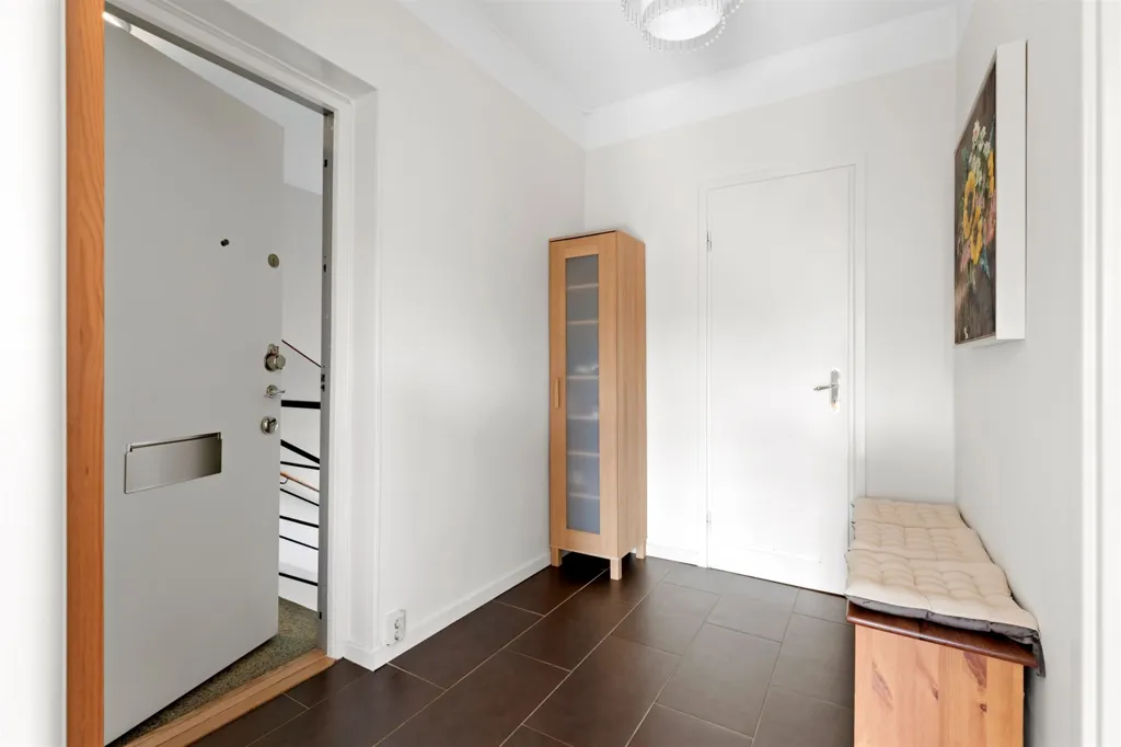 Entrée - Modern Flat with South-Facing Balcony in Riksby
