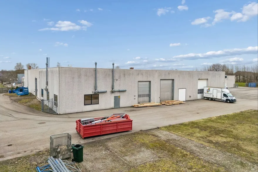 Välivaade - Warehouse with High Ceiling in Industrial Area