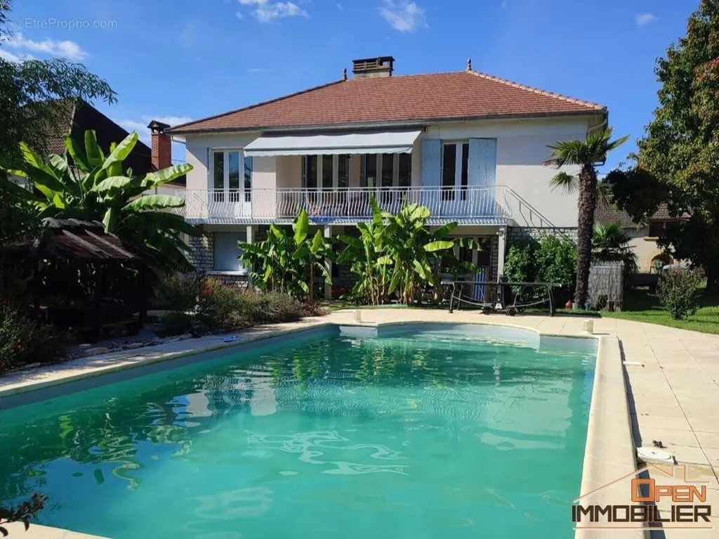 Pool - House with Pool and Garden in Gourdon