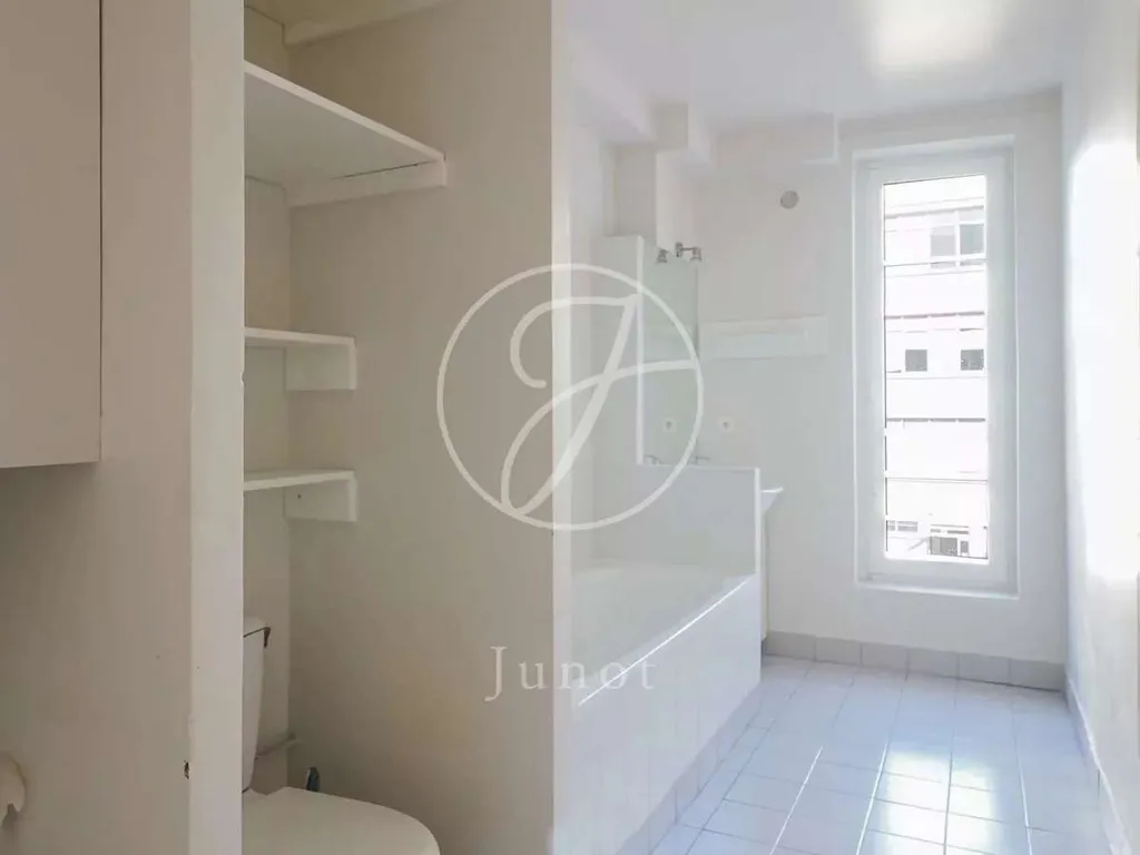 Bathrooms - 4-Piece Apartment with Courtyard View in Paris 75011