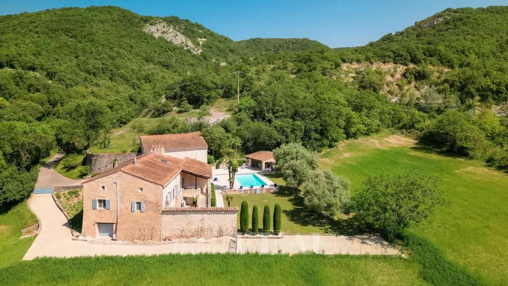 Vue aérienne - Mas Provençal Rénové avec Piscine en Ardèche Méridionale