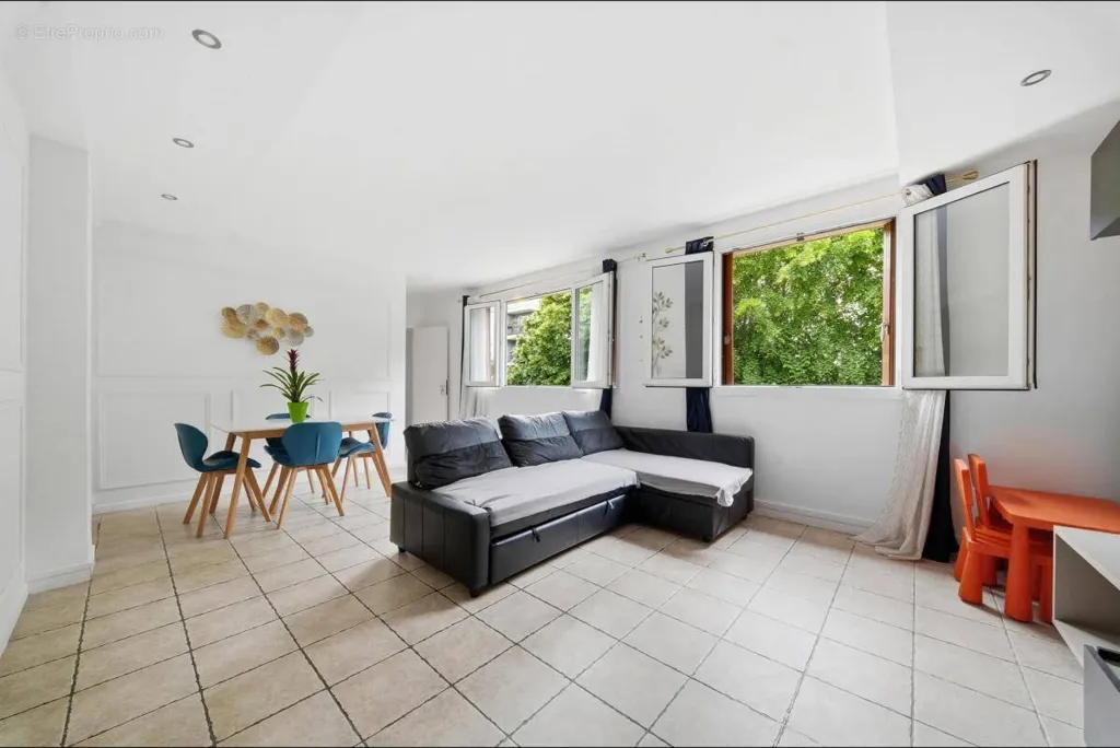 Séjour - Appartement Traversant avec Cave à Thiais