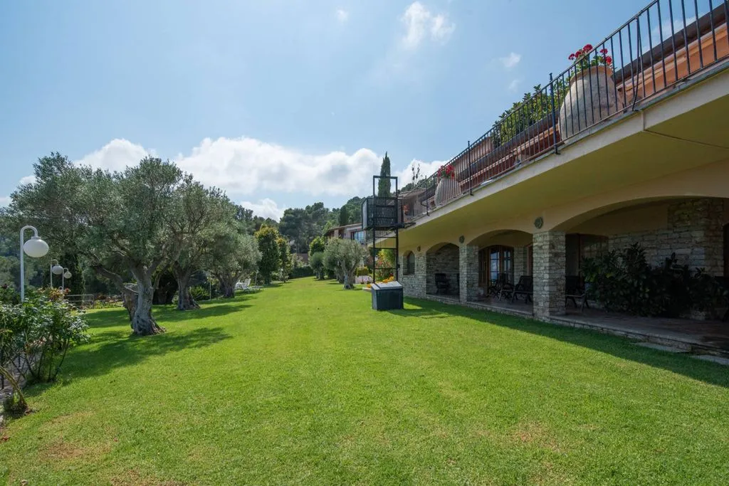 Garden - Mediterranean House with Sea Views in Begur