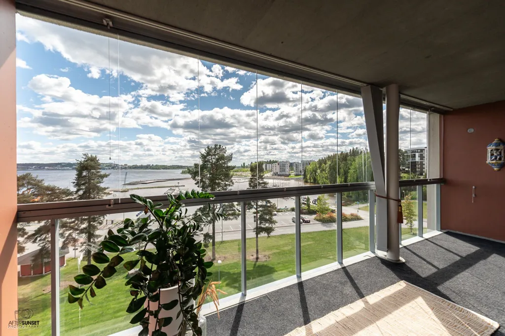 Balcone - Modern Apartment with Balcony in Halkoniemi