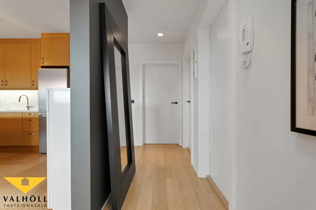 Ingresso - Accessible Three-Bedroom Flat with Balcony in Akrahverfi