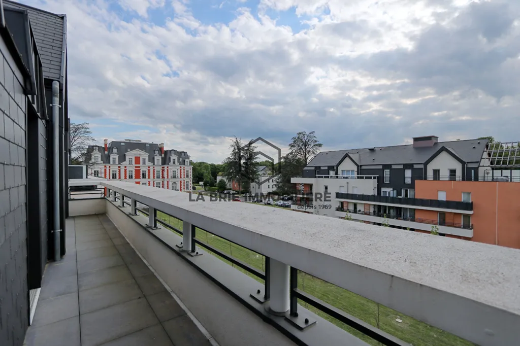 Balcony - Flat with Extensive Terraces in Emerainville