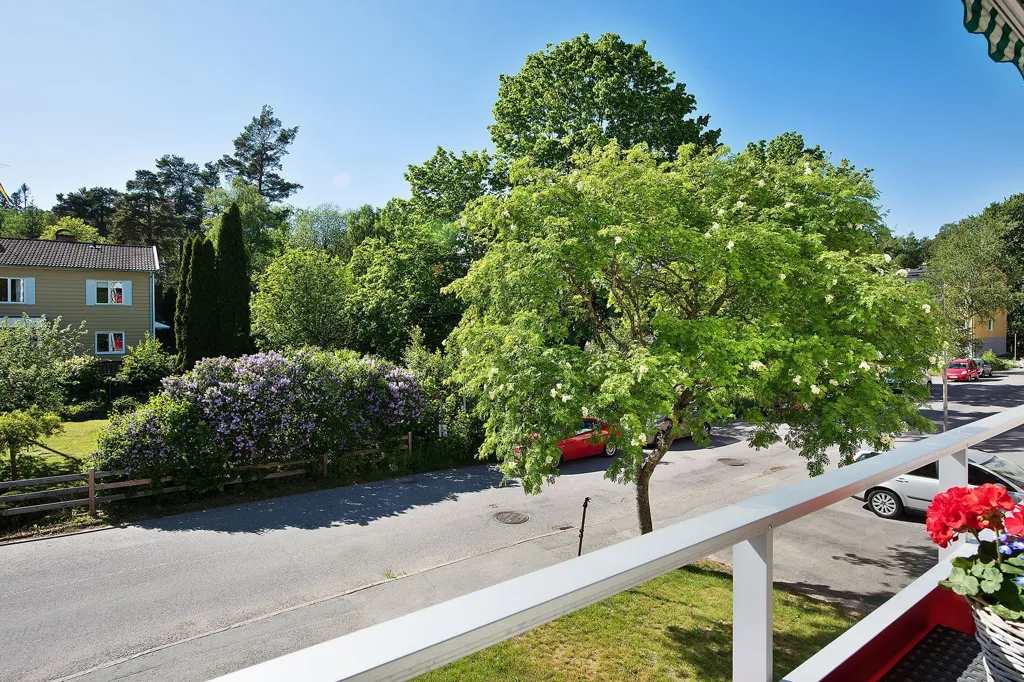 Balkon - Bright Apartment with Balcony near Stuvsta Centre