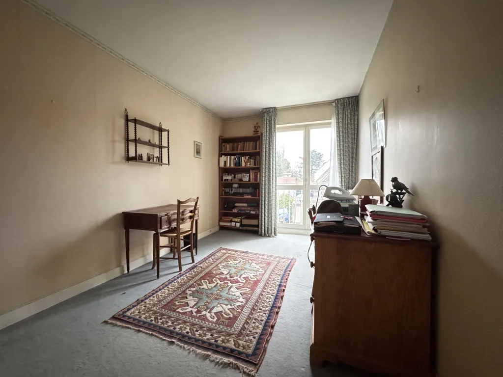Kabinet - Apartment with Balcony in Chambourcy