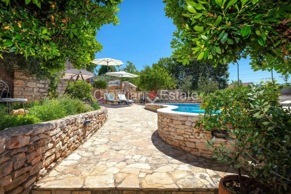 Bassein - Stone House with Pool and Sea View in Postira