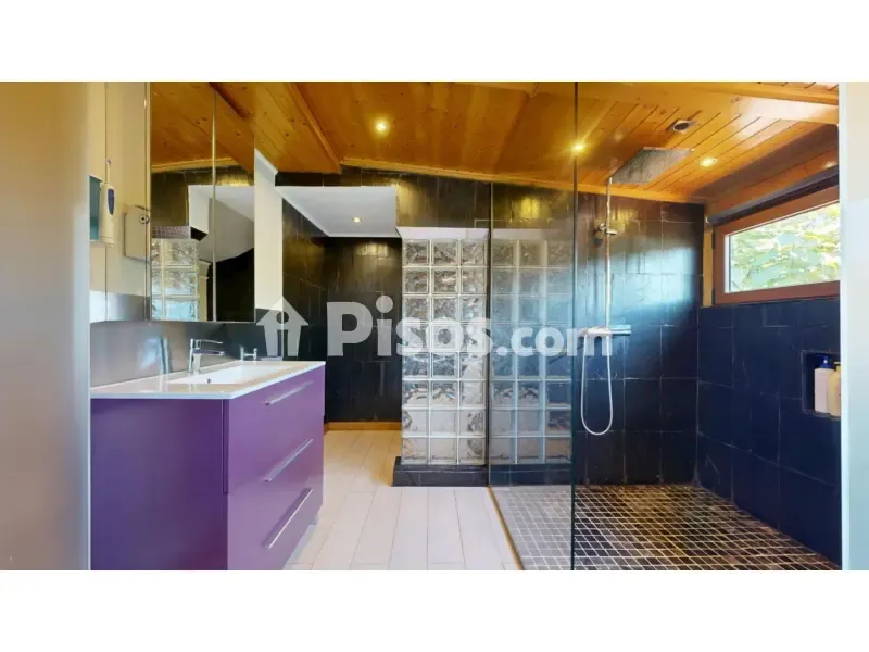 Bathrooms - Independent Villa with Private Pool in Gueñes
