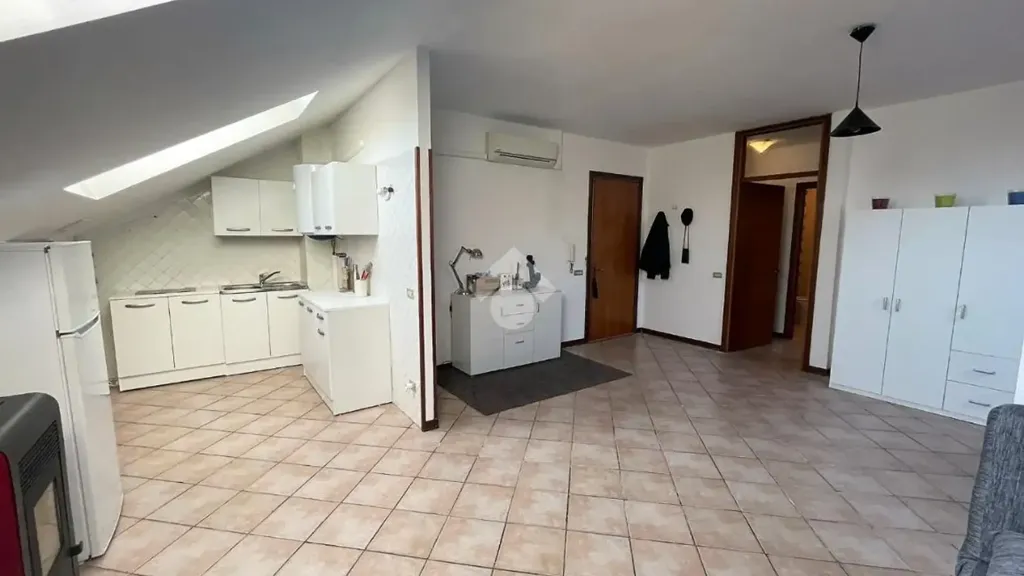 Kitchen - Mansarded Apartment with Lake View in Mantova