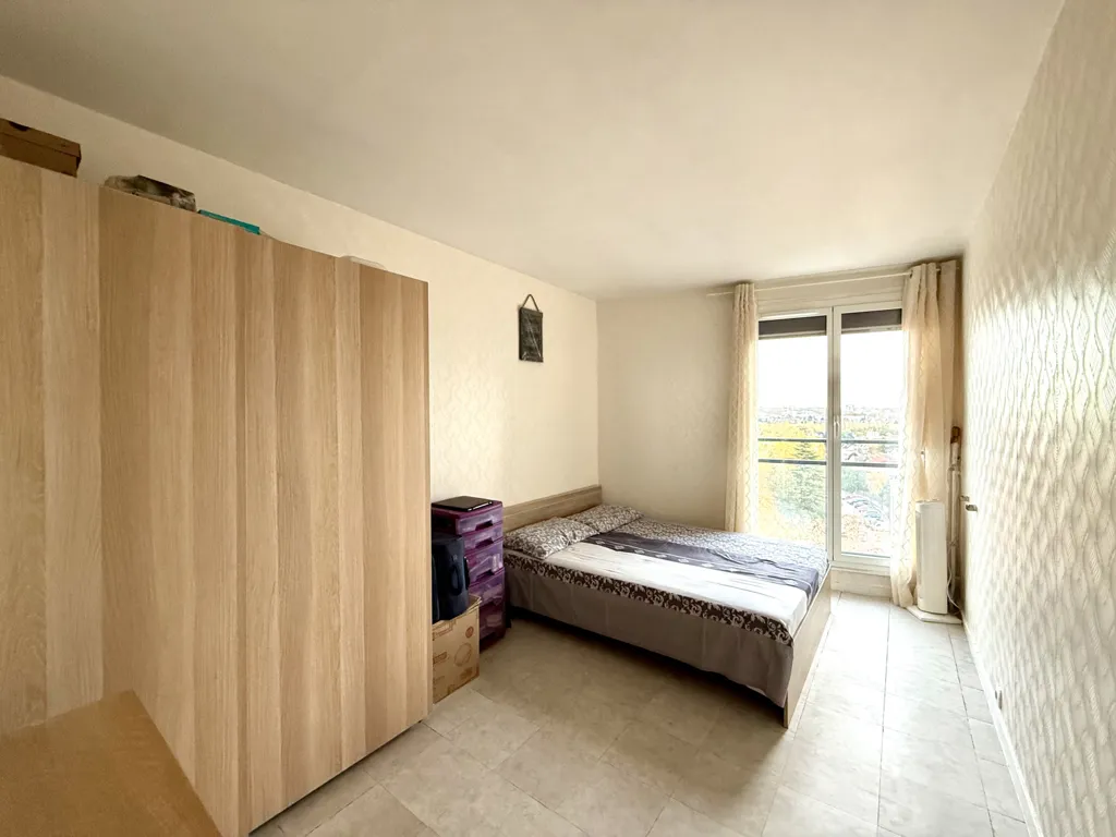 Chambres - Appartement avec Balcon et Cave au Centre de Sevran