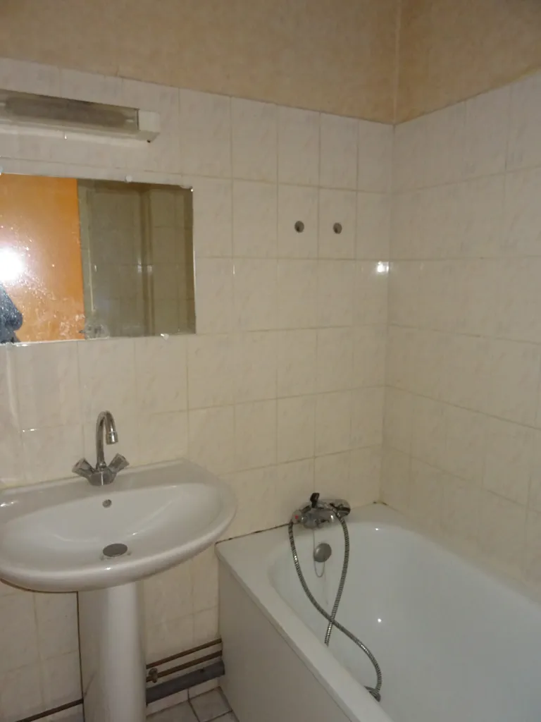 Salles de bain - Appartement 1 Pièce dans Immeuble Calme à Orléans